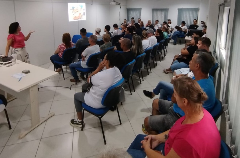 Comunidade do bairro Fidélis recebe palestra sobre cuidados com a água